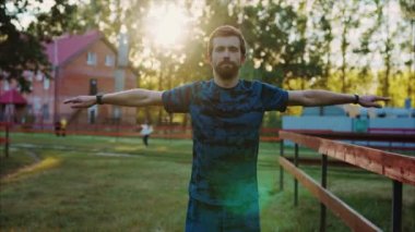 Isınma önce egzersiz yapıyor ve koşu genç atletik erkek