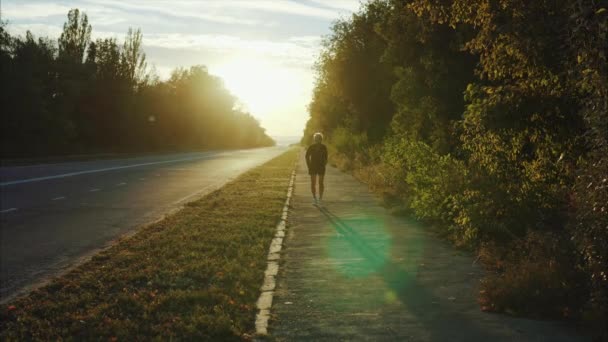 Senior grå korthårig man jogging på sunset gata — Stockvideo