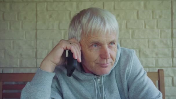 Senior caucasian man with gray hair talking on cell phone — Stock Video