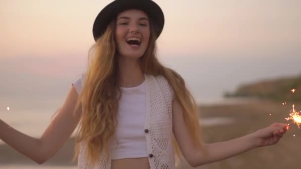 烟火在日落海滩上十几岁的漂亮女孩 — 图库视频影像