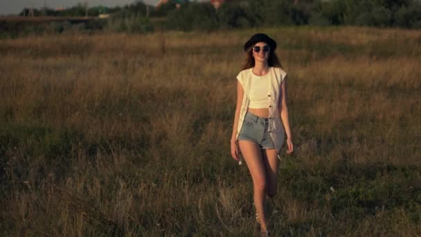 Jonge mooie vrouw model op de weide lopen en genieten van de natuur — Stockvideo