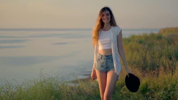 Mujer joven bailando a pie y saltando al borde de un acantilado disfrutando de la naturaleza — Vídeos de Stock