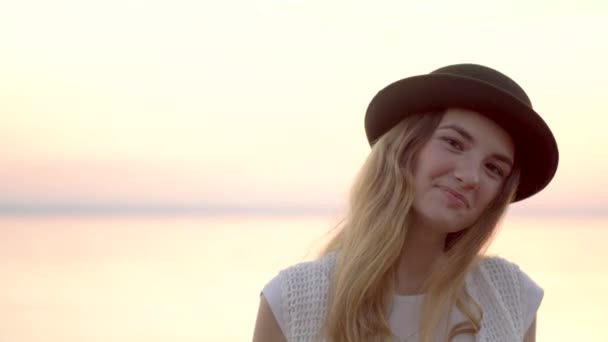 Close up portrait of pretty woman smiling at sunset sea background — Stock Video