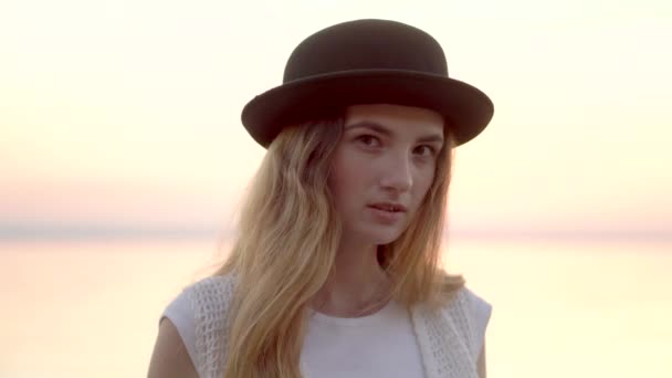 Close-up van portret van mooie vrouw bij zonsondergang zee achtergrond — Stockvideo