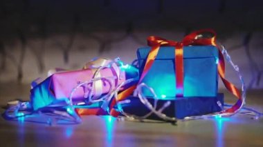 Noel ve yeni yıl hediye mavi yanıp sönen garland ile yakın çekim