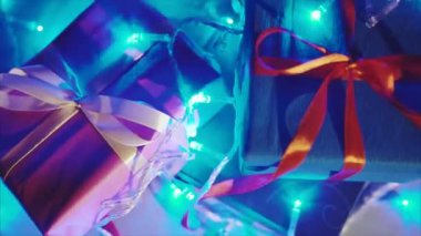 Noel ve yeni yıl hediye kutuları mavi yanıp sönen garland ile yakın çekim