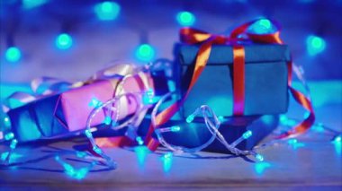 Parlak mavi garland ile hediye kutuları. Noel ve yeni yıl kavramı