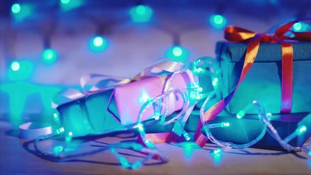礼品盒用明亮的蓝色花环。圣诞节和新年的概念 — 图库视频影像