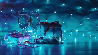 Noel ve yeni yıl hediye iki kadeh şampanya mavi garland arka plan