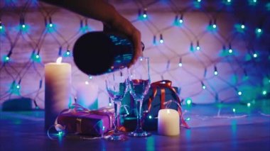 Şampanya şişesinden dökme, iki köpüklü şarap bokeh yanıp sönen ile flüt