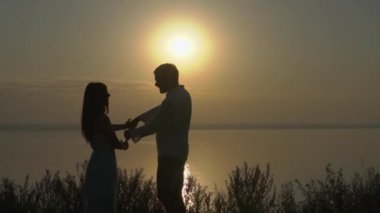 Sunset bulvarında denize yakın dans mutlu genç bir çift. Aşk kavramı.
