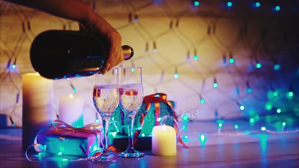 使い捨てからすクリスマス シーンのカップルでボトルから注ぐシャンパン — ストック動画
