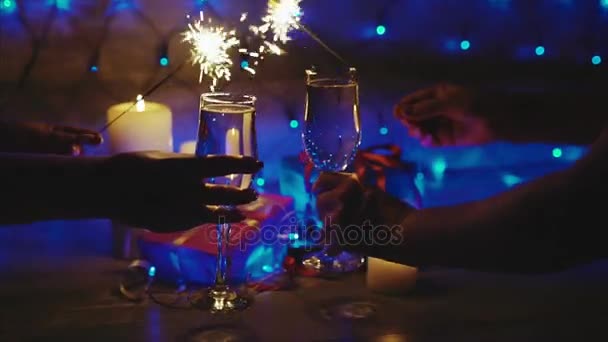 Casal brinde com champanhe cena de Natal e sparkler — Vídeo de Stock