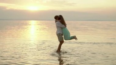 Genç adam al ve onun kız arkadaşı sahilde sunset bulvarında whirl mutlu.