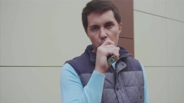 Genç adam: vaping açık yavaş hareket