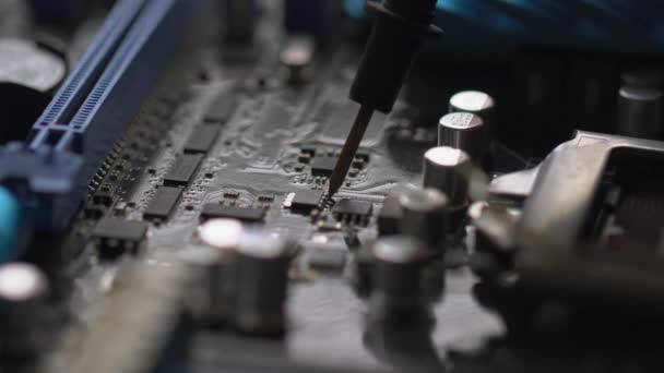 Processo di riparazione e saldatura macro microprocessore cpu chip — Video Stock