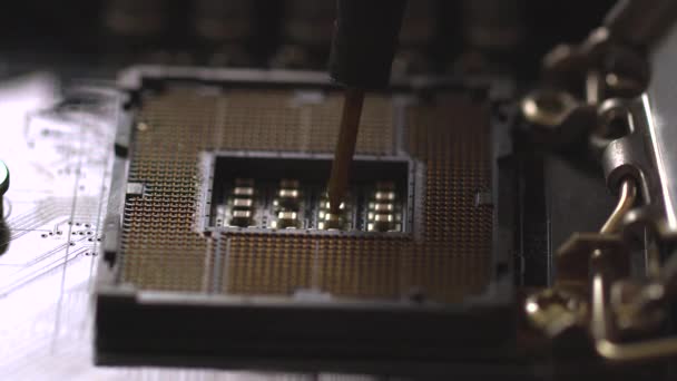 Proceso de reparación y soldadura macro microprocesador cpu chip — Vídeo de stock