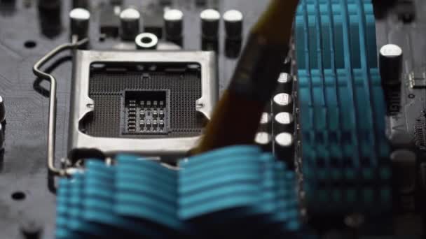 Proceso de limpieza del microchip cpu por la macro cepillo — Vídeo de stock