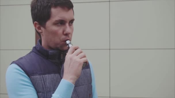 남자 연기 전자 담배 야외입니다. Vaper입니다. 증기. 슬로우 모션. — 비디오