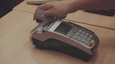 Kredi kartı satış işlemi terminal makine kartı swiping,