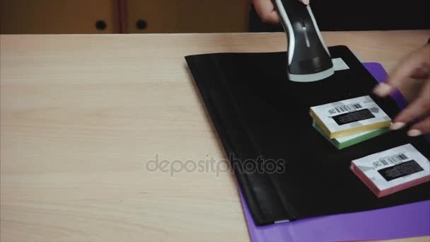 使用条码扫描仪木桌背景的女人卖方手 — 图库视频影像