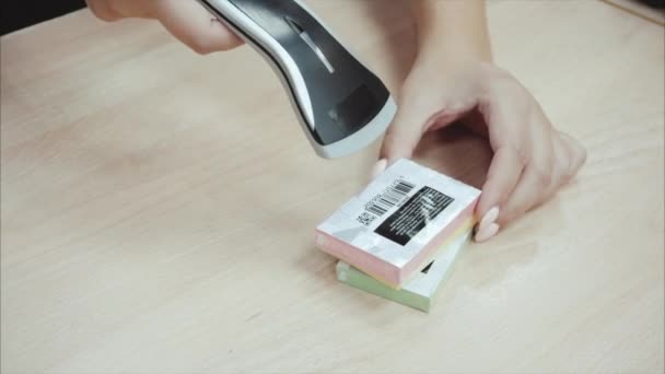Verkäuferin Hände Scannen durch Barcode Schreibwaren hölzernen Tisch Hintergrund — Stockvideo