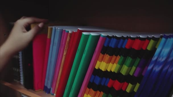 Mujer mano elegir portátil en la tienda de papelería — Vídeo de stock