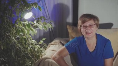 Koltukta evde oturan laughting eldery kadın portresi