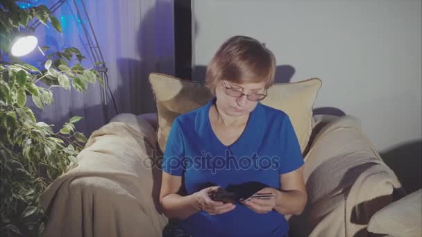 Glücklich reife Frau mit Kreditkarte und Telefon zu Hause — Stockvideo