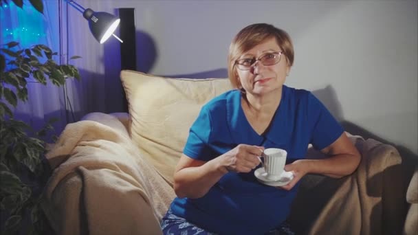 Mujer mayor disfrutando de un té — Vídeos de Stock