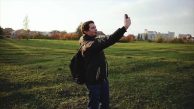 Siyah ceketli selfie açık ağır çekim yapma genç adam