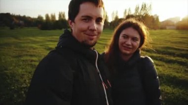 Genç mutlu erkek ve kadın selfie açık güçlü arka ışık ağır çekim yapma