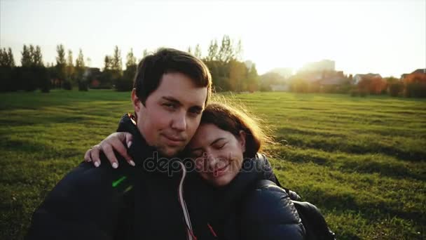 Mladý muž a žena selfie venkovní silné podsvícení Zpomalený pohyb — Stock video