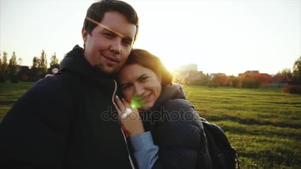 Νεαρός άνδρας και γυναίκα κάνει selfie εξωτερική ισχυρή πίσω φως αργή κίνηση — Αρχείο Βίντεο