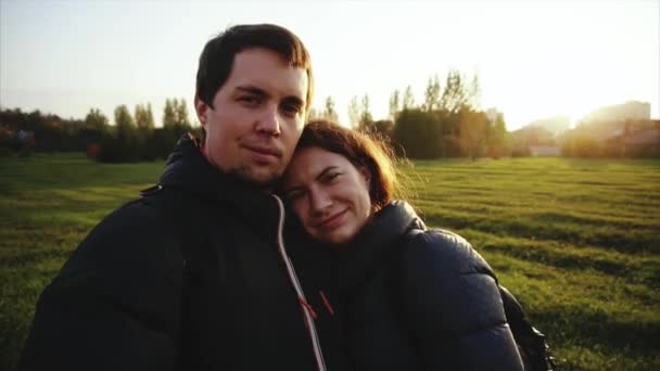 Młody mężczyzna i kobieta co selfie odkryty silny Powrót światła zwolnionym tempie — Wideo stockowe
