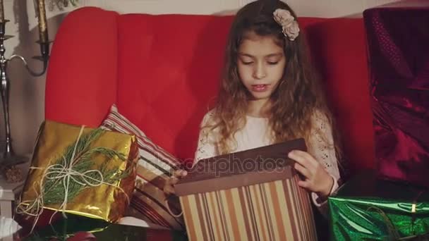 Bonne fille ouvrir son cadeau de Noël. Concept de don . — Video