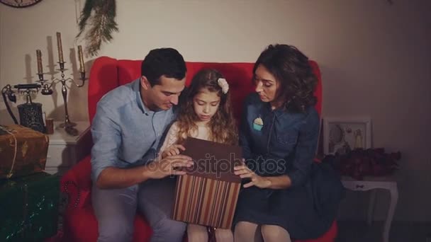 Feliz familia abierta regalo de Navidad, los padres sorprendidos. Concepto de regalo . — Vídeos de Stock