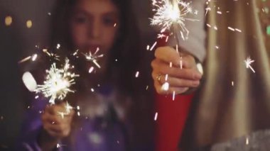 Havai fişekleri ışıkları ile aile el kadar Noel arifesi kapatın