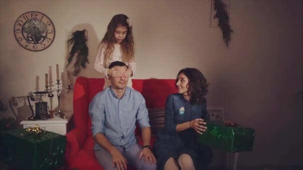 Famiglia felice madre e figlia dare un regalo di Natale al concetto di padre di regalo — Video Stock