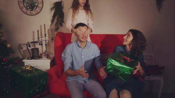 Ευτυχισμένη οικογένεια παρουσιάζουν ένα χριστουγεννιάτικο δώρο για τον πατέρα — Αρχείο Βίντεο