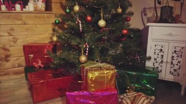 Hediyeler ve hediyeler dekore edilmiş oda Noel ağacı altında