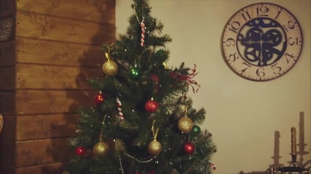 Arbre classique du Nouvel An avec des cadeaux en dessous. Décoration de Noël dans la chambre intérieure 