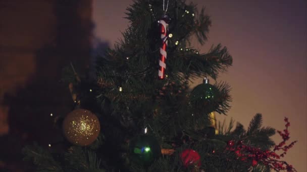 Gros plan de l'arbre de Noël décoré de boules 