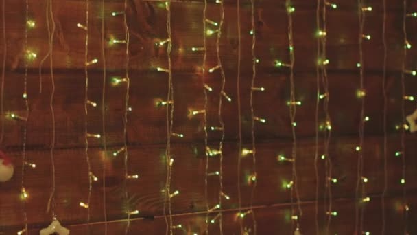 Beleuchtung grüne Girlanden Schmuck Dekoration Holz Hintergrund — Stockvideo