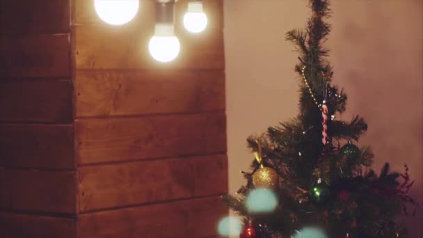 Tiro de árbol de Navidad y adornos de interior — Vídeos de Stock