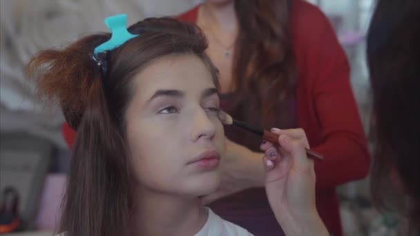 Make-up Artist Anwendung Stiftung oder Concealer, während Friseur machen Hair-do — Stockvideo