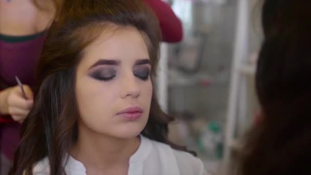 Make-up artiest poeder terwijl kapsalon hair-do slowmotion maken toe te passen — Stockvideo