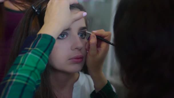 Make up artist applicare ombra per le sopracciglia mentre parrucchiere facendo hair-do — Video Stock