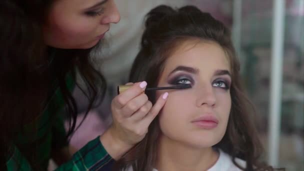 Maquillaje artista aplicar en rímel en los modelos de ojos — Vídeos de Stock