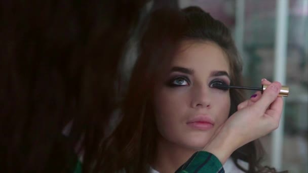 Make-up artiest toe te passen op mascara op modellen ogen — Stockvideo